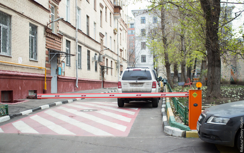 Законно ли устанавливать шлагбаум во дворе многоквартирного дома?